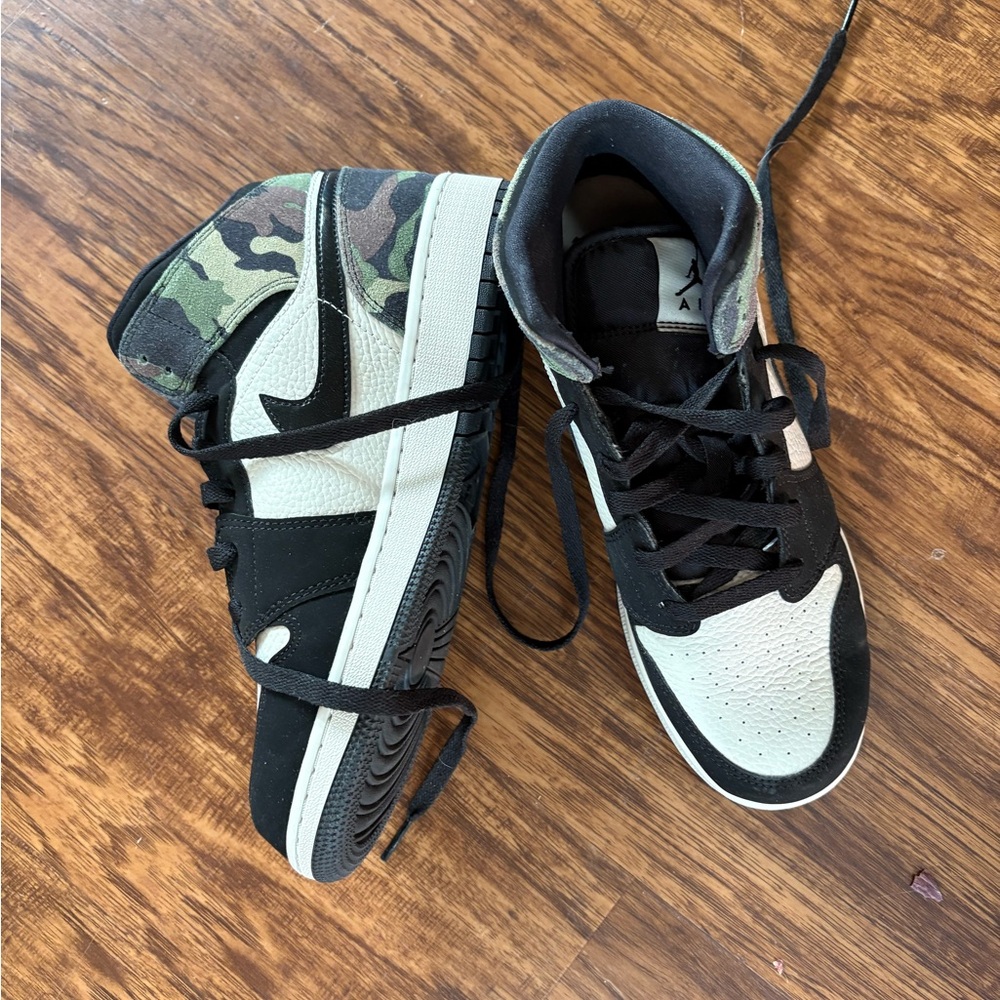 Nike Air Jordan 1 Mid SE Light Bone Black Camo